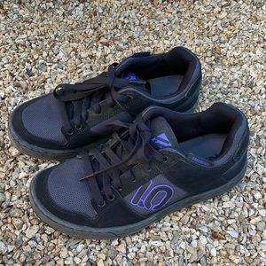 Adidas Five Ten Size US 9 Stealth Rubber Biking Shoes.  EUC